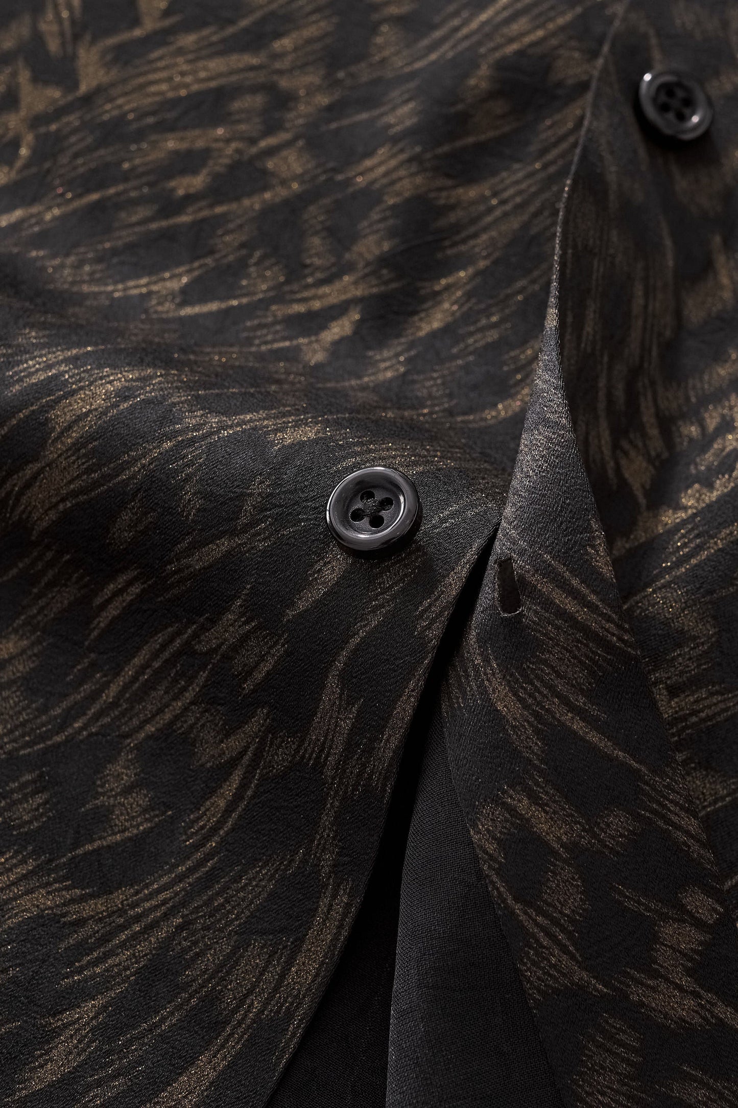Noir Cheetah Stitchless LS Shirt BLACK