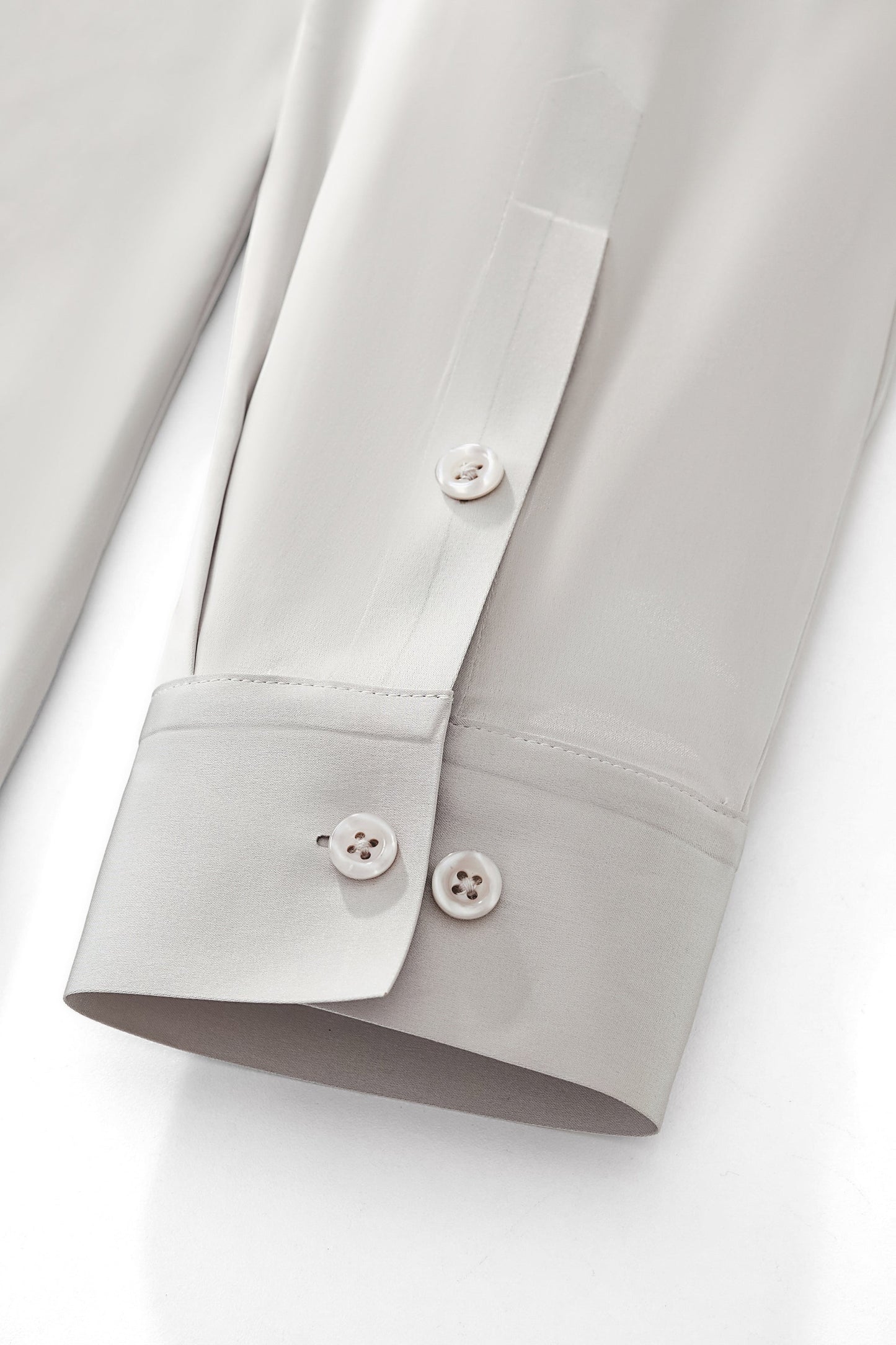 SIGNATURE SATIN STITCHLESS LS Shirt SILVER